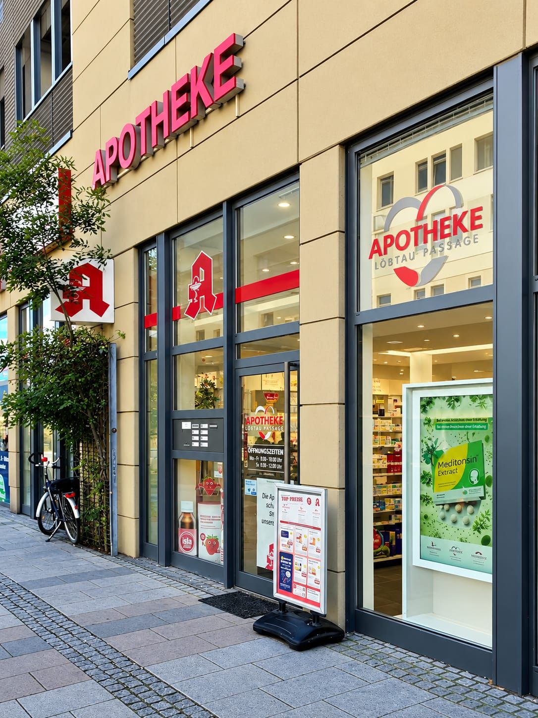Eingang der Apotheke Löbtau-Passage an der Kesselsdorfer Straße