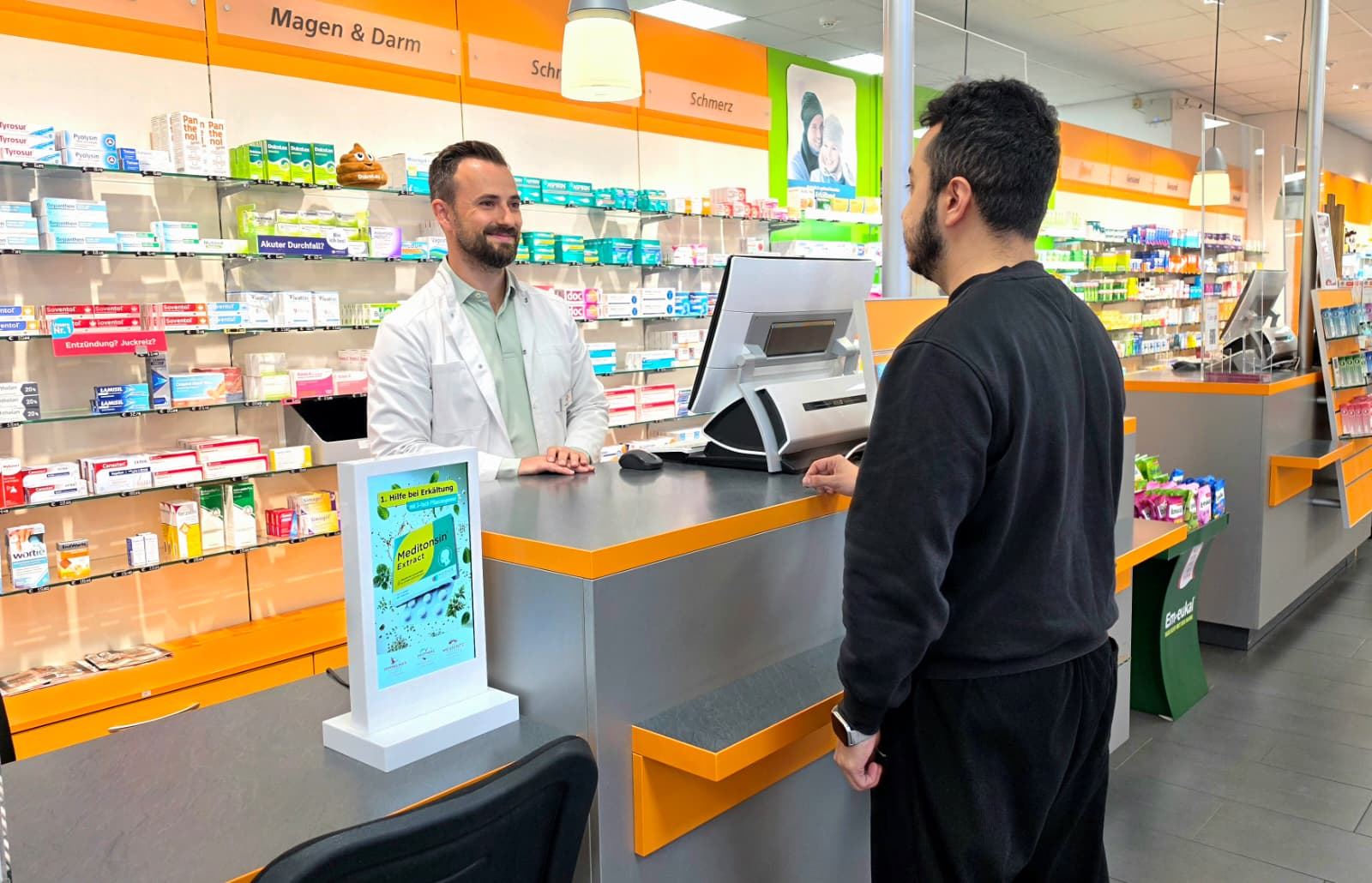Apotheker berät einen Kunden in der Apotheke Löbtau-Passage