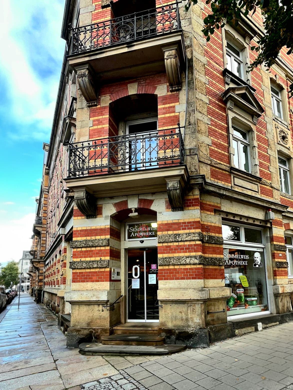 Historisches Eckhaus der Semmelweis-Apotheke in der Bünaustraße