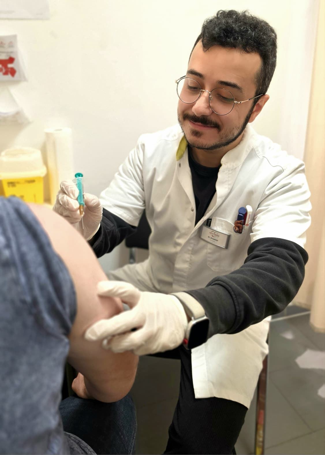 Apotheker setzt eine Impfung
