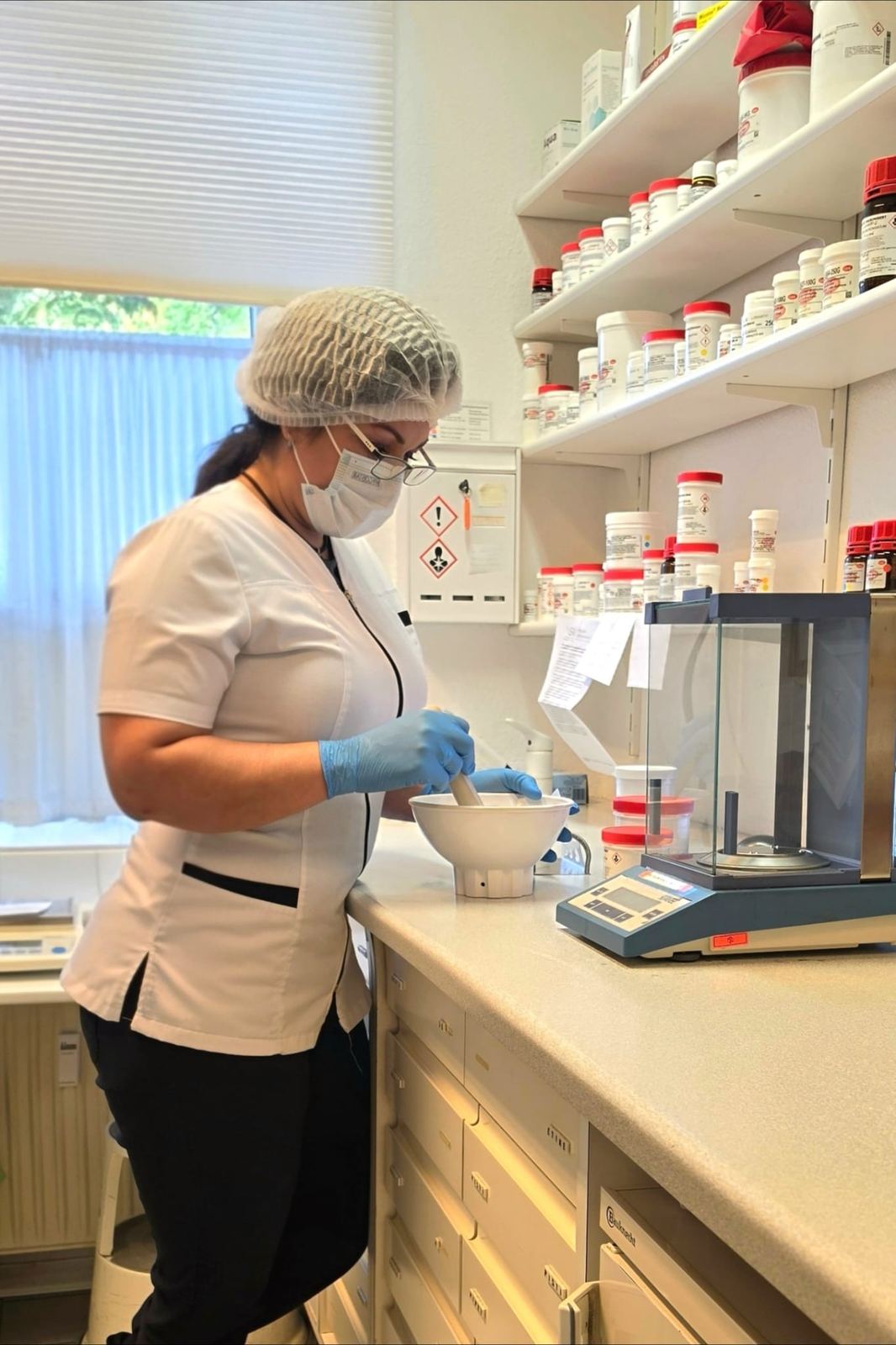 Mitarbeiterin stellt im Labor eine Rezeptur her