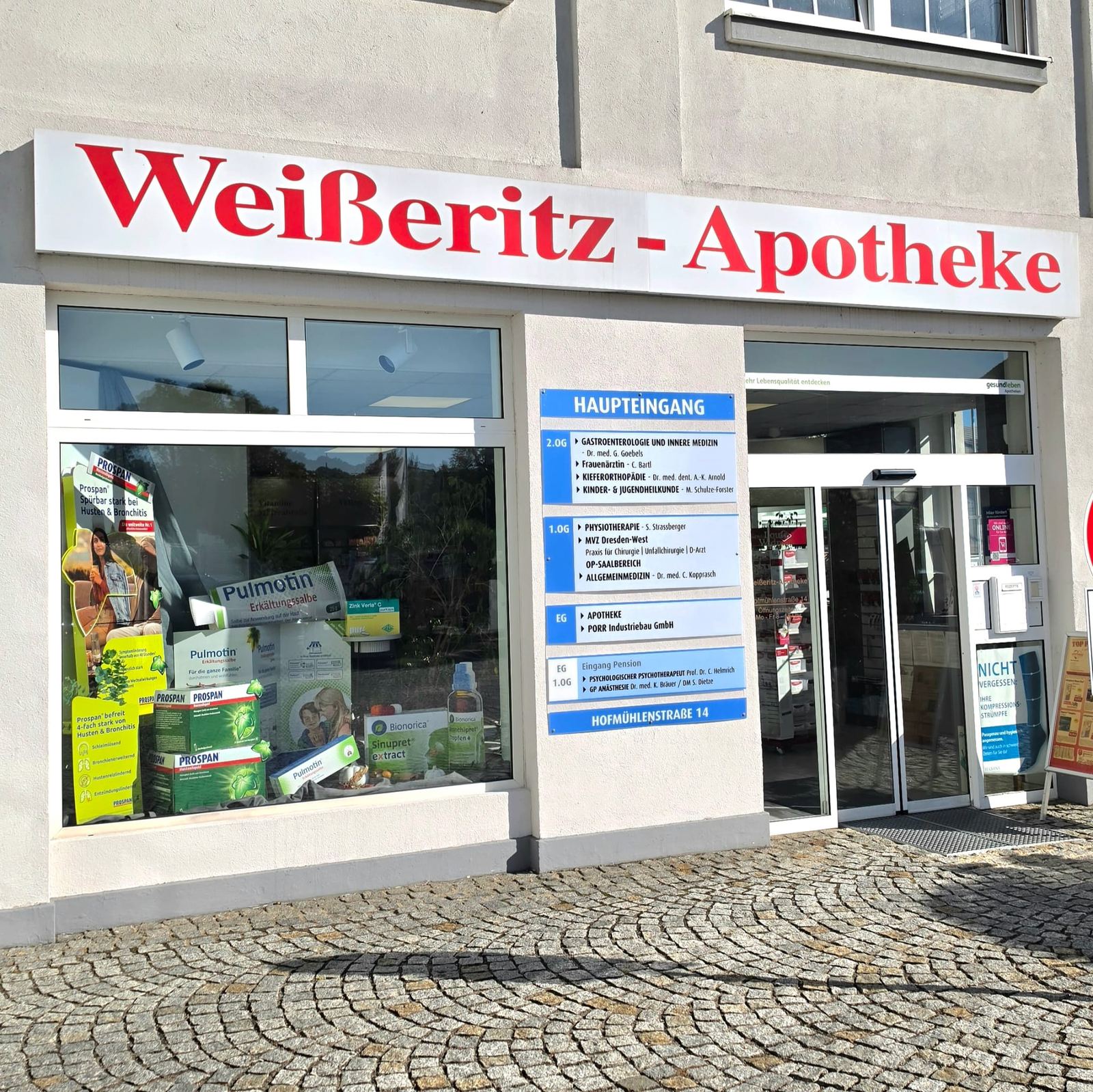 Schaufenster und Eingang der Weißeritz-Apotheke in der Hofmühlenstraße